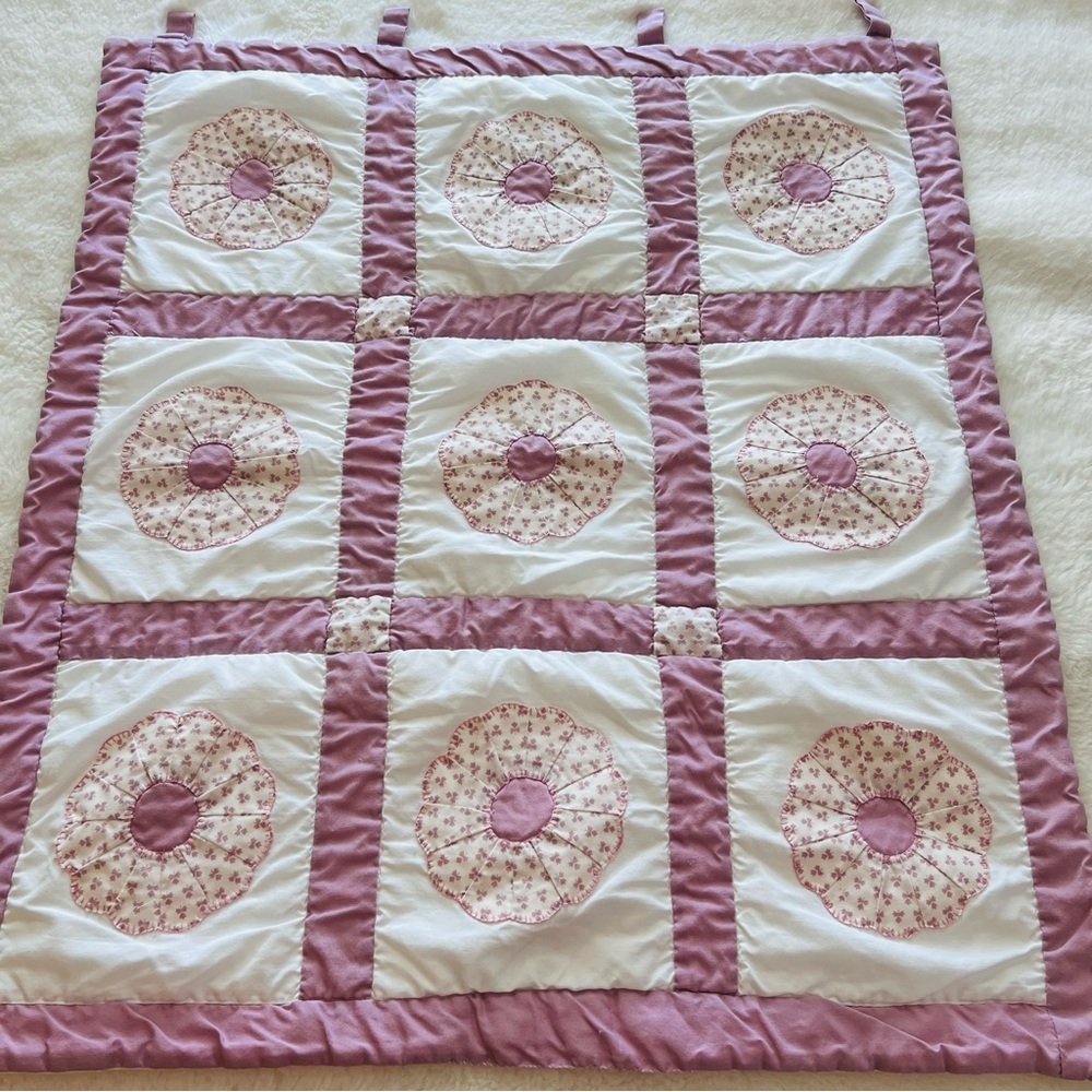 Vintage Hand-Appliquéd Wall Hanging Quilt 25”x30” Pink Dresden Plate